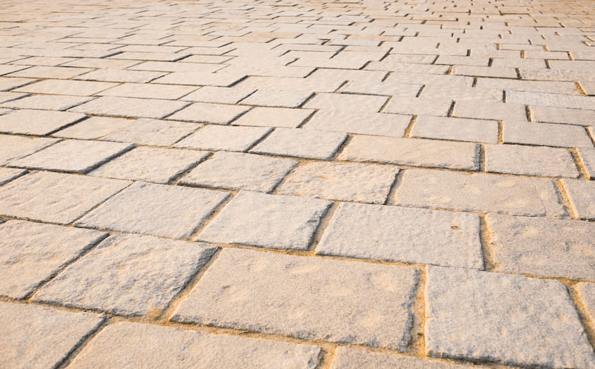 Seu piso de pedra parece desgastado? Descubra como resolver agora!
