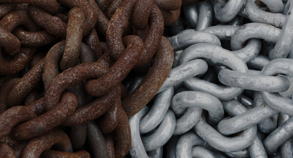 O que é e quando optar pela decapagem química para a preparação de peças metálicas